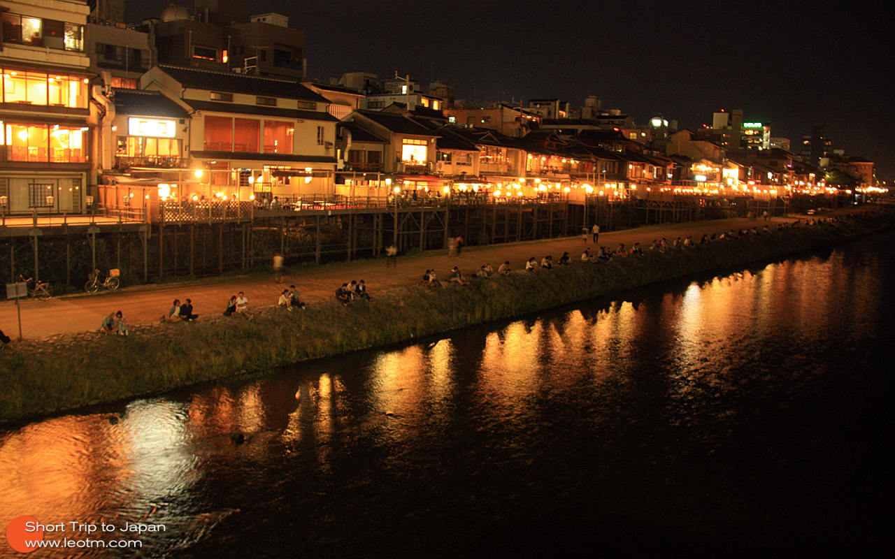 夜晚的鸭川也一样热闹