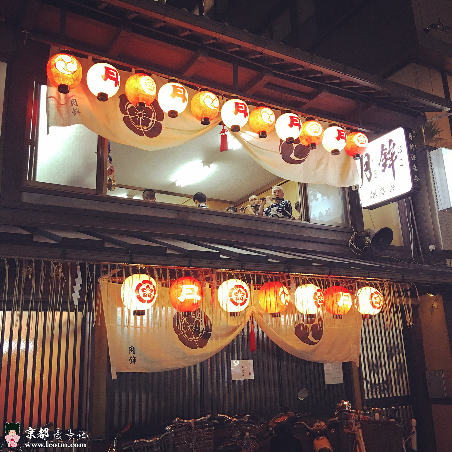 传统乐曲演奏,似乎是为了即将到来的庆典